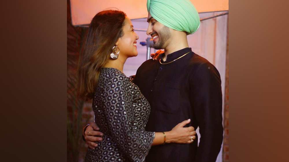 প্রেমটা হল কী করে? সে বিষয়ে এখনও যদিও মুখ খোলেননি এই ‘লাভ বার্ডস’। তবে খুনসুটি, কপালে চুমু, খানিকটা দুষ্টুমি এমন নানা ছবিতেই বোঝা যাচ্ছে, তাঁদের প্রেম এখন মাখো মাখো।