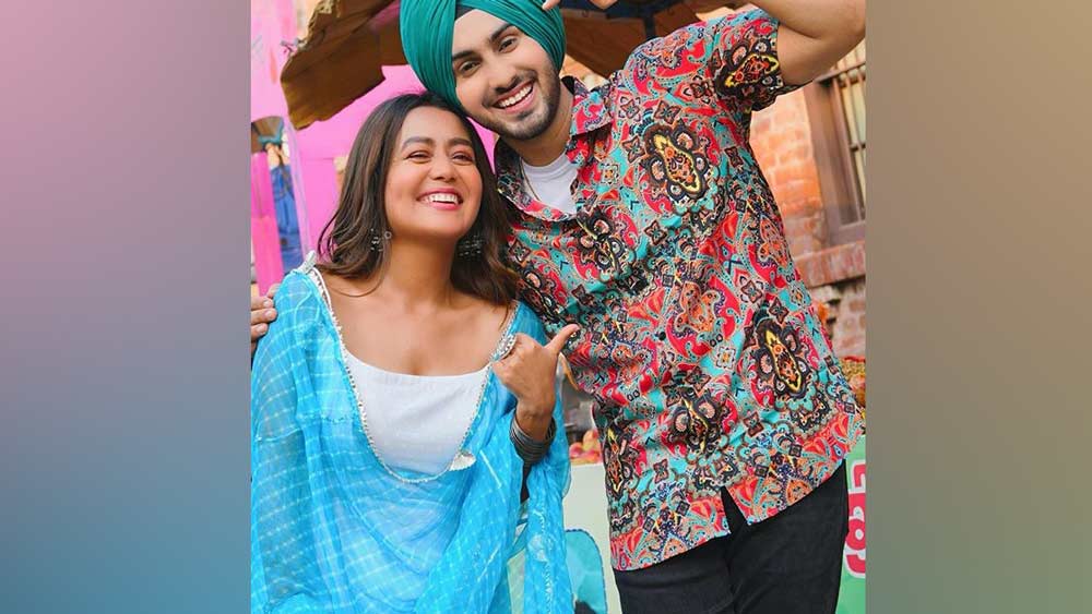 অক্টোবরের শুরুতেই দুধে আলতা সালোয়ারে ‘দেশি গার্ল’ অবতারে নেহা হাসিমুখে ছবি পোস্ট করেন। ক্যাপশনের শেষে হ্যাশট্যাগ ছিল #নেহাদ্যবিহা। যার বাংলা অনুবাদ ‘নেহার বিয়ে’। কেউ ভেবেছিলেন নির্ঘাত প্রচারে আসার চেষ্টা। বিয়ে নিয়ে বিতর্ক তৈরি করতে চান নেহা।