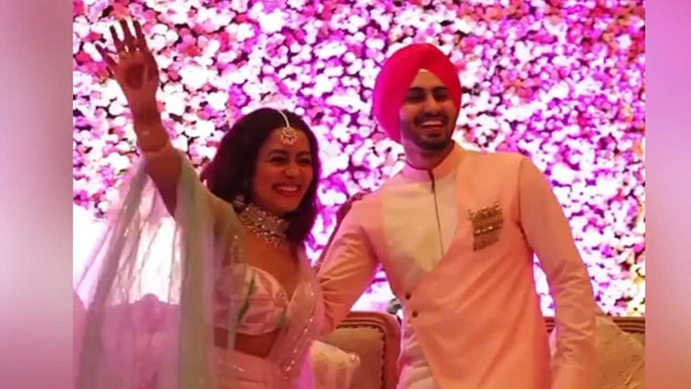 করোনা পরিস্থিতিতে ইন্ডাস্ট্রির তেমন কাউকে আমন্ত্রণ না জানালেও বিয়ের অনুষ্ঠানে কোনও খামতি রাখেননি নেহা। সোশ্যাল মিডিয়ায় শেয়ার করেছে রোকা ও গায়ে হলুদের ভিডিয়ো এবং ছবি।