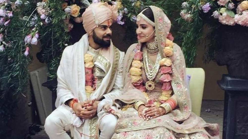 তবে অনুষ্কার সঙ্গে তাঁর বিয়ের লেহঙ্গাটি প্রায় একই রকমের গোলাপি ঘেঁষা, নেটাগরিকদের কেউ কেউ এমন প্রশ্ন তুলে বলেছেন নেহার তো নিজস্বতা রয়েছে, তা হলে একই ধরনের পোশাক কেন। যদিও কোহালি পরেছিলেন সাদা শেরওয়ানি, রোহনের পরনে গোলাপি।