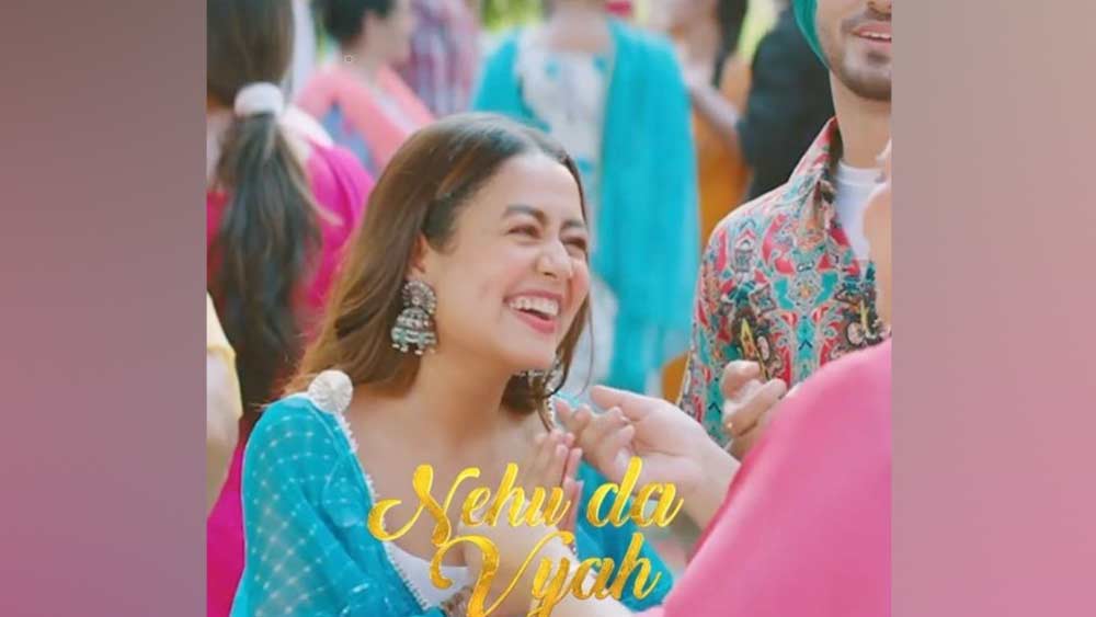 কিছু দিন আগেই একটি মিউজিক অ্যালবাম লঞ্চ করেন নেহা। সেখানে রোহনপ্রীত গান করেন তাঁর সঙ্গে। তখনই আঁচ করা গিয়েছিল তাঁদের প্রেমের।