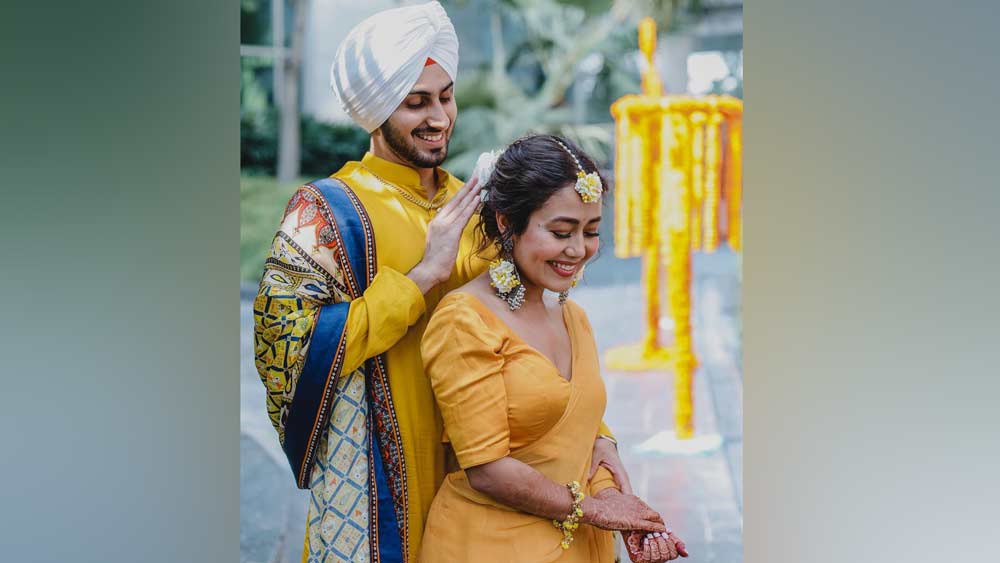 ভিডিয়োতে দেখা গিয়েছে বউয়ের সাজে বিয়ের মণ্ডপের দিকে রওনা হন নেহা। কিন্তু যাওয়ার সময় বার বার পিছন ফিরে বাড়ির লোককে খুঁজছেন তিনি। আর পাঁচ জনের মতোই যেন কান্না আটকে বিয়ের মণ্ডপে পৌঁছন।