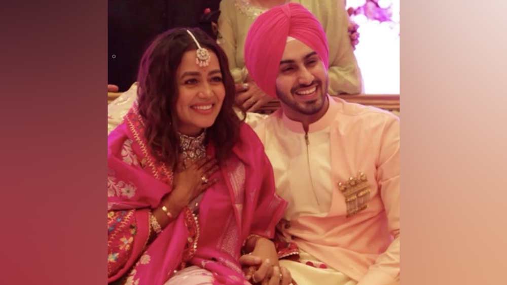 হলদি থেকে মেহন্দি, সঙ্গীত থেকে জয়মালা, সাত ফেরে... সব কিছুর একাধিক নজরকাড়া ছবি আর ভিডিয়ো সোশ্যাল মিডিয়ায় ছেয়ে গিয়েছে। ‘মেহেন্দি লাগাউঙ্গি সজনা’ লিখেছেন নেহা নিজেই।