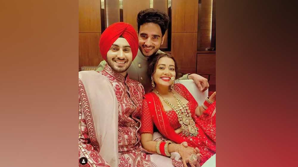 নেহার ভাই টনি কক্করকেও বোনের বিয়েতে নাচতে দেখা যায়। দারুণ মজার সেই ভিডিও। নেহার নিজের গানও বেজেছে বিয়ের মণ্ডপে। 