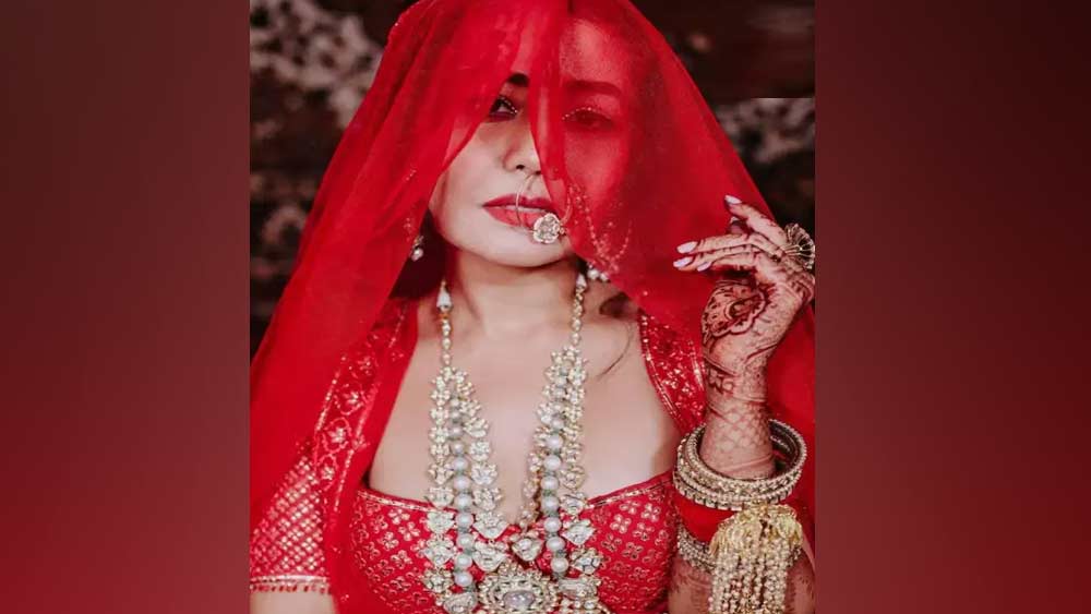 ঋষিকেশে ছোট এক কামরার ভাড়া বাড়িতে ছোটবেলা কাটিয়েছেন, আজ সেখানেই নিজের বিলাসবহুল বাংলো কিনেছেন নেহা। জীবনকে নতুন করে দেখছেন সদ্য বিবাহিতা গায়িকা।