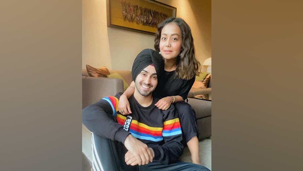 শেষমেশ সব বিতর্ক, গুঞ্জন পেরিয়ে মনের মানুষ খুঁজে পেয়েছেন নেহা। বিয়েতে উপহার পেয়েছেন প্রিয় গায়ক কুমার শানুর থেকেও। ভালবাসায়, ভাল লাগায় দিন আজীবন এক সঙ্গে কাটান দুই সঙ্গীতপ্রেমী।