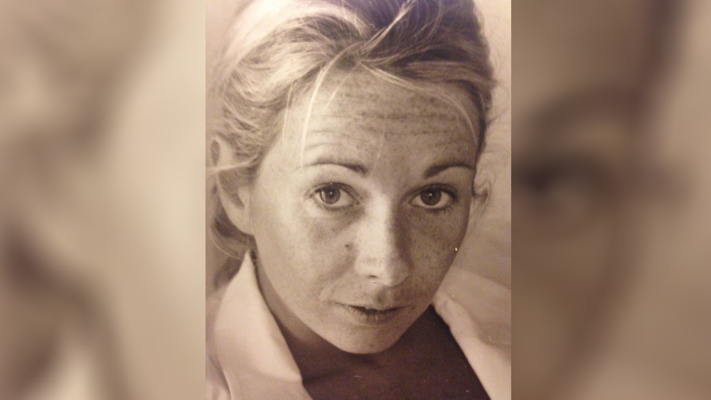 হরিশ সালভের সঙ্গে বছর খানেক পরিচয় ৫৬ বছরের ক্যারোলাইন ব্রোসা-র। লন্ডনের বাসিন্দা এই শিল্পীর সঙ্গে একটি আর্ট ইভেন্টে প্রথম দেখা হরিশের। এর পর ধীরে ধীরে সম্পর্কের শুরু।