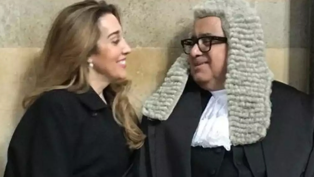 হবু দম্পতির ঘনিষ্ঠেরা জানিয়েছেন, হরিশ এবং ক্যারোলাইন দু’জনেরই পছন্দের জায়গাগুলোয় এক। দু’জনেই নাটক, ধ্রুপদী সঙ্গীতের ভক্ত এবং সর্বোপরি শিল্পরসিক। ফলে তাঁদের মধ্যে রসায়ন তৈরি হতে বিশেষ দেরি হয়নি।