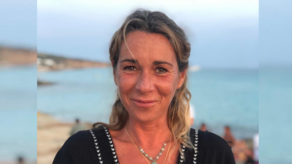 হরিশের মতোই ক্যারোলাইনেরও এটি দ্বিতীয় বিয়ে। লন্ডনে ছোটবেলা কাটানো ক্যারোলাইনের প্রথম পক্ষের একটি ১৮ বছরের মেয়েও রয়েছে।