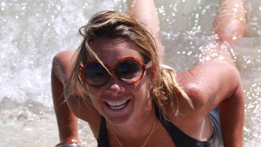 বিয়েতে হাতেগোনা আমন্ত্রিতদের মধ্যে কারা থাকবেন? ঘনিষ্ঠরা জানিয়েছেন, সকলের নাম প্রকাশ্যে না এলেও ব্রিটেনের রেস্তরাঁ-মালিক ক্যামেলিয়া এবং নমিতা পঞ্জাবি অবশ্যই থাকছেন অতিথিদের তালিকায়। সেই সঙ্গে থাকছেন দু’জনের পরিবারের সদস্য এবং ঘনিষ্ঠ বন্ধুরা।