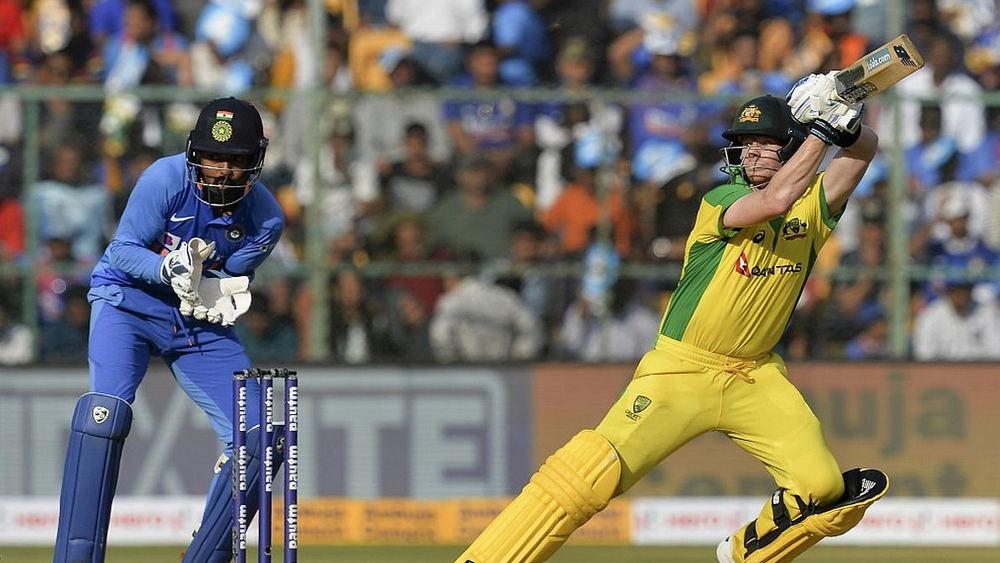 সিডনির মাঠেই ৮ ডিসেম্বর তৃতীয় এবং শেষ টি-টোয়েন্টি খেলবেন বিরাট কোহালিরা। আগামী বছরেই এই ফরম্যাটের বিশ্বকাপ। তার আগে এই সিরিজ পকেটে পুরে আত্মবিশ্বাস বা়ড়িয়ে নিতে মুখিয়ে থাকবে দুই দলই।