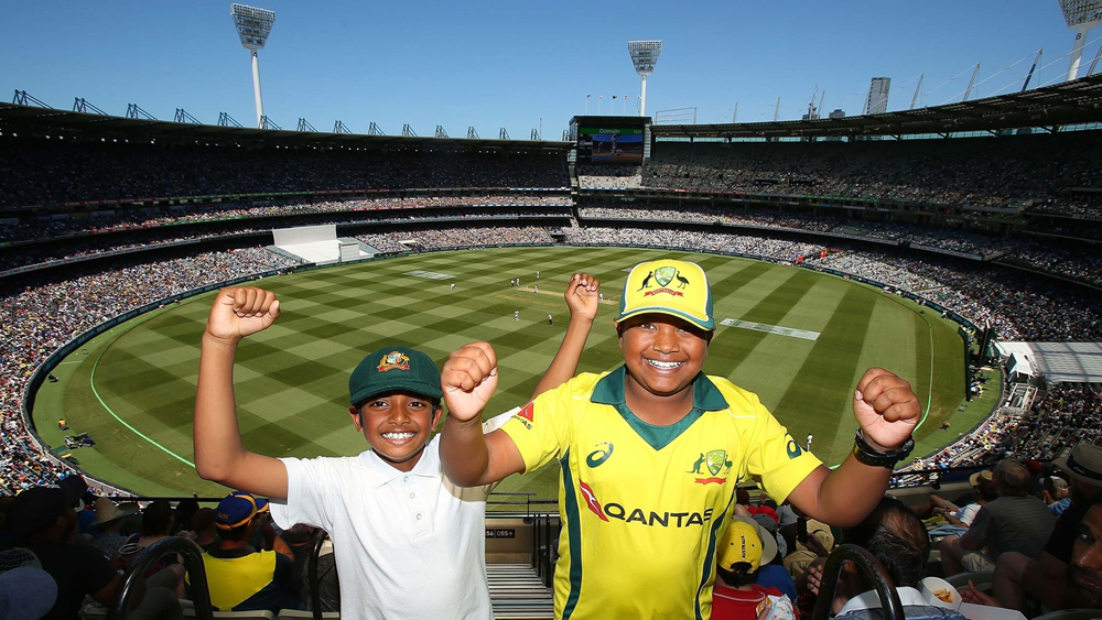 বক্সিং ডে-তে শুরু সফরের দ্বিতীয় টেস্ট। ২৬ ডিসেম্বর মেলবোর্নে। ভারতীয় টেস্ট দলে এ বার দেখা যাবে মহম্মদ সিরাজ এবং নবদীপ সাইনির মতো তরুণ তুর্কিদের। প্রথম একাদশে জায়গা করে নেওয়ার জন্য স্বাভাবিক ভাবেই মুখিয়ে থাকবেন তাঁরা।