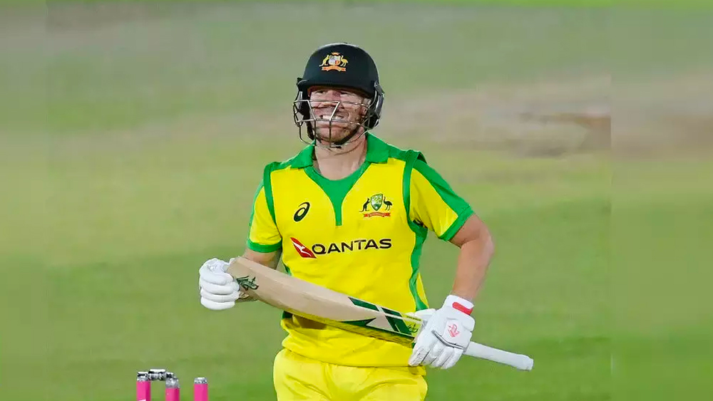 বল বিকৃতি কাণ্ডে জড়িয়ে এক বছরের জন্য নির্বাসিত হতে হয়েছিল বাঁ হাতি এই অজি ওপেনারকে। নির্বাসন কাটিয়ে ফিরে অ্যাশেজে ‘বোবা’ রয়ে গিয়েছিল ডেভিড ওয়ার্নারের ব্যাট। ১০ ইনিংসে মাত্র ৯৫ রান করে প্রবল সমালোচিত হয়েছিলেন তিনি।