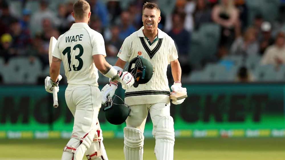 ইংল্যান্ডের মাঠে খেলতে নামলেই ওয়ার্নারের দিকে ধেয়ে এসেছে কটাক্ষ। সেগুলোকে গুরুত্ব দেননি। নিজের ক্ষমতা, দক্ষতায় বিশ্বাস রেখে পাকিস্তানের বিরুদ্ধে অ্যাডিলেডে ৩৩৫ রানের দুর্দান্ত ইনিংস খেলেছিলেন এই তারকা। চিনিয়েছিলেন নিজের প্রতিভাকে।