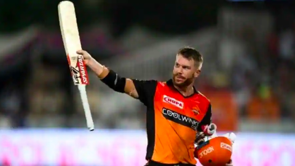 অধিনায়ক হিসেবে চলতি আইপিএলে ফের সানরাইজার্স হায়দরাবাদ দলের নেতৃত্ব কাঁধে তুলে নিতে নিয়েছেন ডেভিড ওয়ার্নার।
