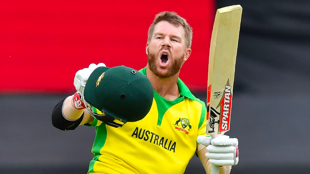 এই অজি তারকার ছোটবেলাটা কিন্তু এত মসৃণ ছিল না। নিউ সাউথ ওয়েলসের একেবারে নিম্ন মধ্যবিত্ত পরিবারে জন্ম ওয়ার্নারের। গতকালই ৩৪ পূর্ণ করেছেন তিনি। ১০ বছর বয়সে হাতে পেয়েছিলেন প্রথম ক্রিকেট ব্যাট।