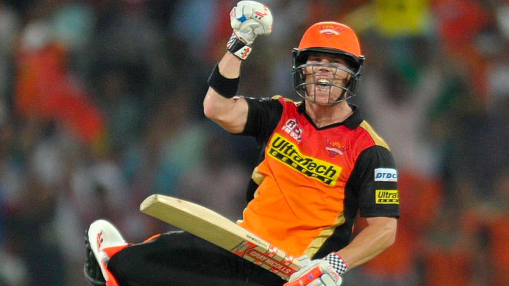 ১৩ বছর বয়সে ডেভিডকে তাঁর কোচ বলেছিলেন ডান হাতি ব্যাটসম্যান হয়ে যেতে। ছোট্ট ডেভিড সব বলে ছক্কা হাঁকানোয় বিরক্ত কোচ নাকি এমন নিদান দেন। পরে মায়ের নির্দেশে ফের বাঁ হাতে ব্যাট শুরু করেন ওয়ার্নার।