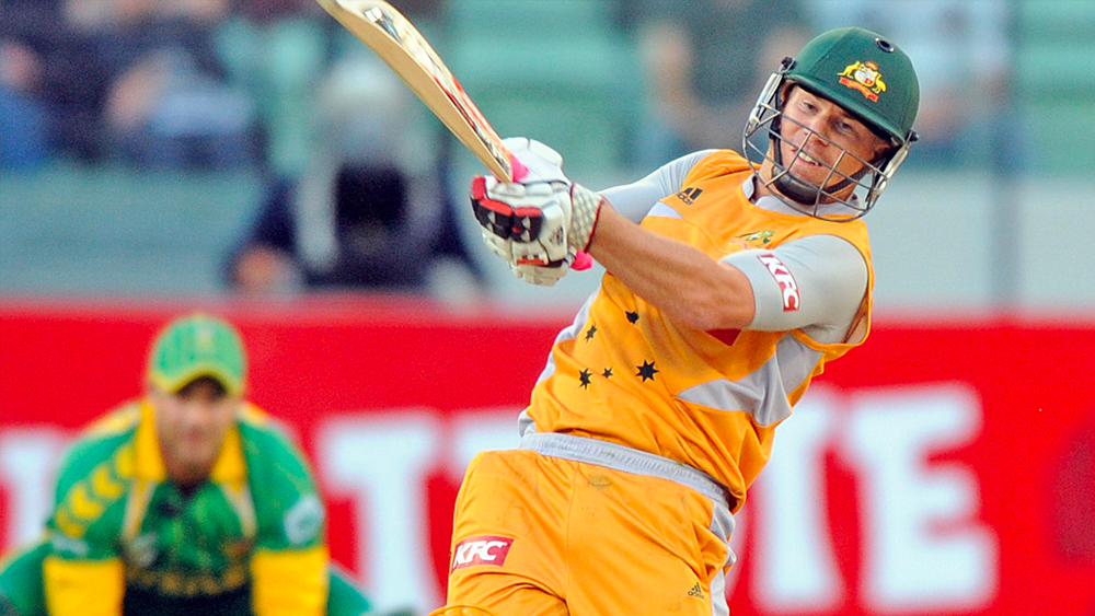 হাতখরচের জন্য ওয়ার্নারকে কাজ করতে হত স্কুলে পড়ার সময় থেকেই। ক্রিকেটও খেলতেন একইসঙ্গে। তাই পথ চলাটা মোটেও সহজ ছিল না তাঁর জন্য।