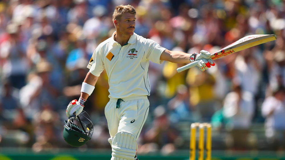 অস্ট্রেলিয়ার ১৩২ বছরের ক্রিকেট ইতিহাসে ডেভিড ওয়ার্নার প্রথম ক্রিকেটার যিনি প্রথম শ্রেণির ক্রিকেট খেলার অভিজ্ঞতা ছাড়াই জাতীয় ক্রিকেট দলে খেলার সুযোগ পান।