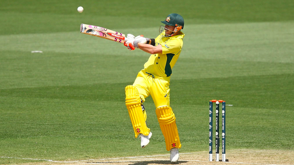 ২০০৯ সালে প্রথম টি-২০-তে সুযোগ পেয়েই ৪৩ বলে ৮৯ রান করেন ওয়ার্নার। কিন্তু তার পর ফের ধাওয়া করে এল বিতর্ক। নর্দার্ন ডিস্ট্রিক্টের বিরুদ্ধে রান্ডউইক পিটারশামের হয়ে খেলার কথা ছিল তাঁর।