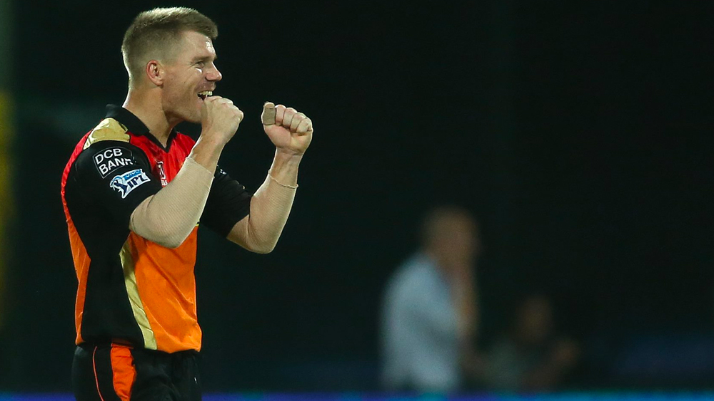 ২০১৩ সালে তিনি সেই ম্যাচ খেলেননি। বলেছিলেন অনুশীলনে ব্যস্ত থাকবেন। তবে তাঁকে দেখা গিয়েছিলেন সিডনির রান্ডউইক রেস কোর্সে। ঘোড়দৌড় দেখতে গিয়ে খেলা মিস করলেন ওয়ার্নার। ফের শুরু হয় বিতর্ক।