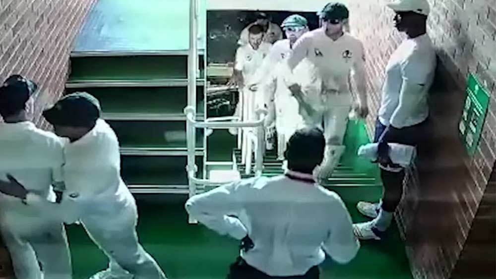 ব্যক্তিগত আক্রমণে ডি’কক নিজেকে সামলাতে পারেননি। অভিযোগ, তিনিও ওয়ার্নারের স্ত্রী-কে নিয়ে পাল্টা অপমানজনক মন্তব্য করেন। এতেই অস্ট্রেলীয় ওপেনার খেপে গিয়ে আরও গালিগালাজ করেন।