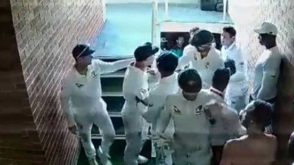 দু’জনের মধ্যে উত্তপ্ত বাক্য বিনিময় এমন পর্যায়ে পৌঁছয় যে, টানেলের মধ্যে প্রায় হাতাহাতি হতে যাচ্ছিল। ওয়ার্নার তেড়ে যান ডি’ককের দিকে। ড্রেসিং রুমের পাশে ক্লোজ সার্কিট টিভির ফুটেজ সোশ্যাল মিডিয়ায় ভাইরাল হয়ে যায়।