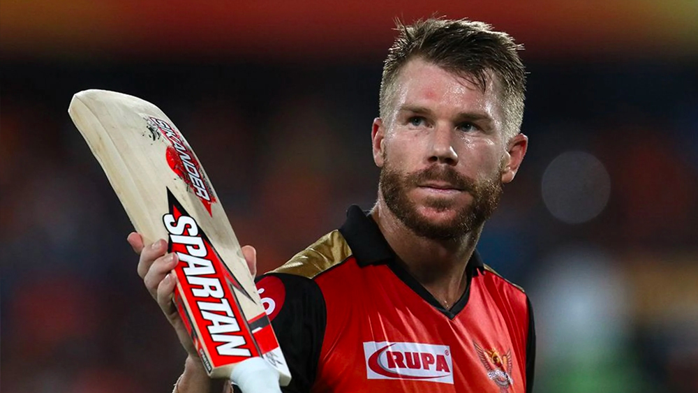 তবে এত কিছু পেরিয়ে আইপিএলে ফের সফল ওয়ার্নার। ২০১৭ আইপিএলে কলকাতা নাইট রাইডার্সের বিরুদ্ধে সানরাইজার্স হায়দরাবাদকে নেতৃত্ব দিতে নেমে ডেভিড ওয়ার্নার ১২৬ রানের অনবদ্য ইনিংস খেলেছিলেন। ২০২০ সালের আগে পর্যন্ত আইপিএলের ইতিহাসে কোনও ক্যাপ্টেনের খেলা সর্বোচ্চ ব্যক্তিগত ইনিংস ছিল সেটাই। চলতি বছর সেই রেকর্ড যদিও লোকেশ রাহুল ভেঙে দিয়েছেন।