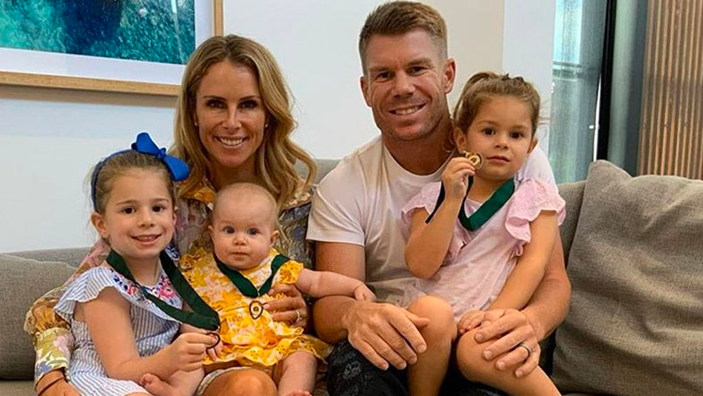 চতুর্থ ক্রিকেটার হিসেবে একাধিক বার অ্যালান বর্ডার পদক প্রাপক ওয়ার্নারকে বলিউডের গানে টিকটক ভিডিয়ো করে নাচতেও দেখা গিয়েছে। নাচেও বেশ জনপ্রিয় কিন্তু তিনি। স্ত্রী ও সন্তানদের সঙ্গে মজা করেই সময় কাটাতে ভালবাসেন ওয়ার্নার।