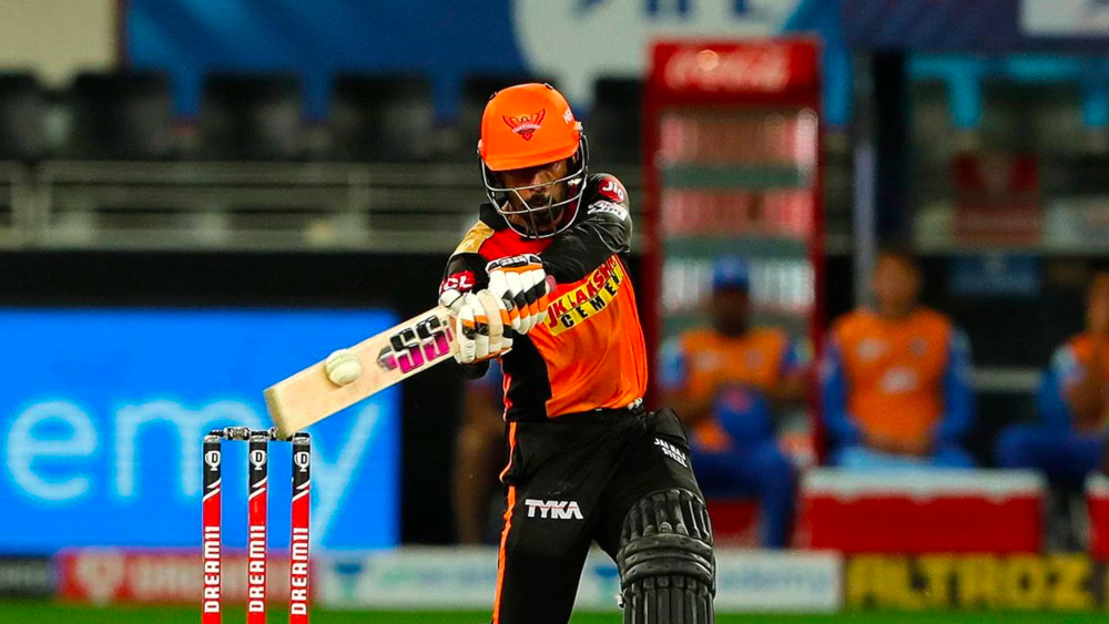 ব্যাটিংয়ের অনেক আগে উইকেটকিপিং যেখানে দেখা হয়, সেই টেস্ট ক্রিকেট তো অনেক পরের কথা, আইপিএলের মতো মঞ্চেও যে তিনি অনেকের চেয়ে এগিয়ে তা বার বার প্রমাণ করে দিয়েছেন তিনি। যেমন দিলেন দিল্লির বিরুদ্ধে। মৃলত তাঁর বিধ্বংসী ব্যাটিংয়ের সুবাদেই দিল্লিকে উড়িয়ে দিল হায়দরাবাদ। এক ডজন বাউন্ডারি এবং দুই ওভার বাউন্ডারিতে সাজানো ছিল তাঁর ৮৭ রানের ইনিংস।