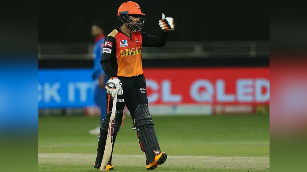 চলতি আইপিএলে মাত্র দ্বিতীয় ম্যাচ খেললেন ঋদ্ধি। আর বুঝিয়ে দিলেন, ওপেনিংয়ে নামলে তিনি ঠিক কী করতে পারেন। অনেকেই হয়ত জানেন না, পাওয়ার প্লে-র প্রথম ৬ ওভারে ঋদ্ধির স্ট্রাইক রেট (১৩৭.৫) ‘ইউনিভার্স বস’ ক্রিস গেল (১৩৪.৯৭)-এর চেয়েও বেশি। এমনকি আইপিএলে পাওয়ার প্লে-র অন্তত ৪০০ বল খেলেছেন এমন ৪৭ ক্রিকেটারের মধ্যে স্ট্রাইক রেটে ঋদ্ধির চেয়ে এগিয়ে আছেন মাত্র ৪ জন।