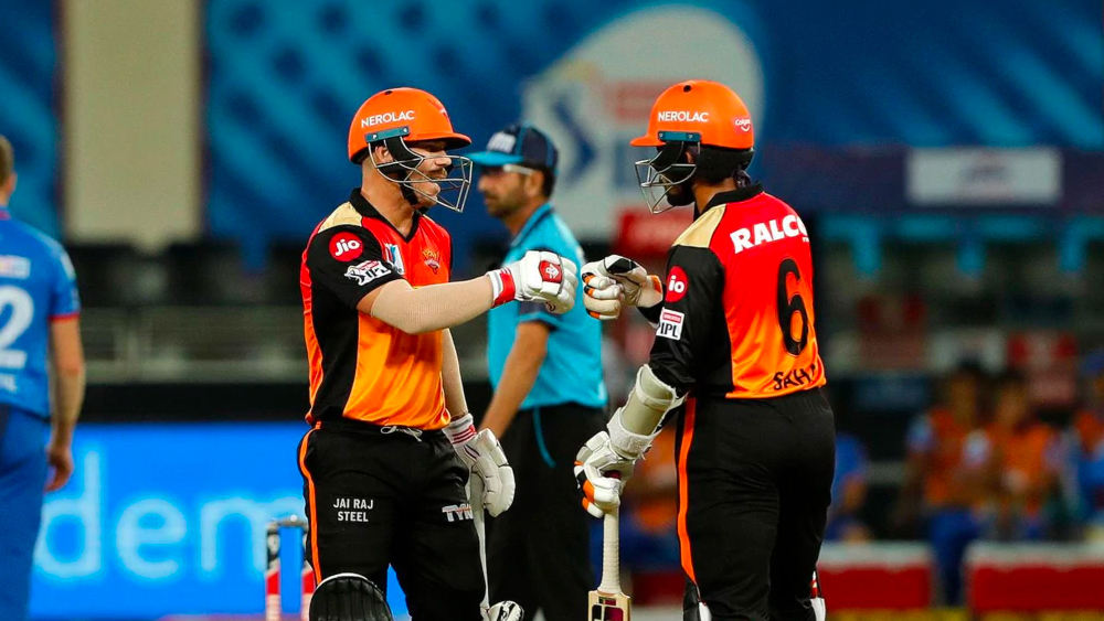 মঙ্গলবার পাওয়ার প্লে-তে ১০টি বল খেলেছেন ঋদ্ধি। তার মধ্যে মেরেছেন ৪টি বাউন্ডারি। নিন্দুকরা হয়ত বলবেন যে এর মধ্যে একটি বাউন্ডারি ব্যাটের কোণায় লেগে উইকেটের পাশ দিয়ে চলে যায়। কিন্তু তাতে তাঁর দুর্দান্ত ইনিংসকে খাটো করাই হয় শুধু।