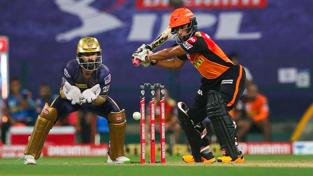 কিন্তু রেকর্ডে কিছু আসে যায় না। এবং সেটা ঋদ্ধির থেকে ভাল বোধহয় কেউ জানেন না। স্পিন খুবই ভাল খেলেন। ক্রিকেট বইয়ের সব ধরনের সুইপ তাঁর দখলে রয়েছে। কিন্তু তিনি মঙ্গলবারও যখন ব্যাট করতে নামছেন, তখনও নিশ্চিত ভাবে জানতেন না চলতি আইপিএলে আর সুযোগ পাবেন কি না।