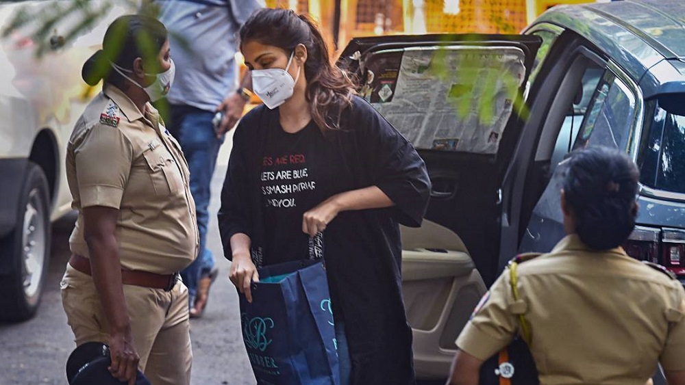 রিয়ার দায়ের করা সেই এফআইআর যাতে বাতিল করে দেওয়া হয়, তা নিয়ে সম্প্রতি বম্বে হাইকোর্টের দ্বারস্থ হন প্রিয়ঙ্কা ও মীতু। আদালতে পিটিশন জমা দেন তাঁরা। তার জবাবে আইনজীবী সতীশ মানশিন্ডে মারফত আদালেত ৩০ পাতার একটি পাল্টা আবেদন জমা দিয়েছেন রিয়া।