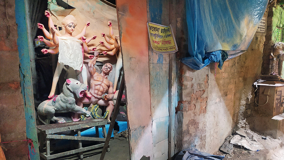অনাদরে: পড়ে রয়েছে বিক্রি না হওয়া দুর্গা প্রতিমা। মঙ্গলবার, কুমোরটুলিতে। ছবি: সুমন বল্লভ