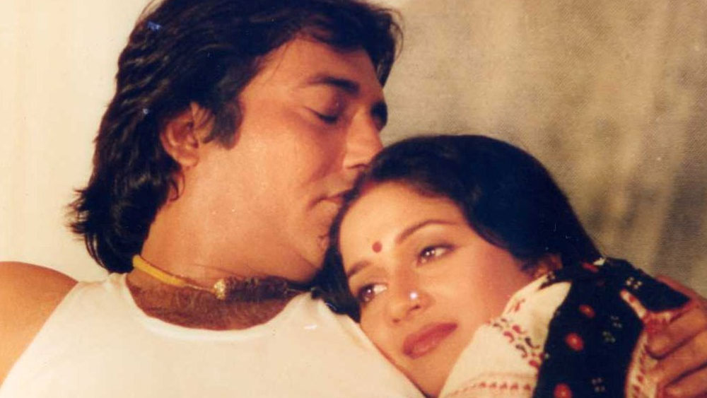 ‘দয়াবান’-এর বোল্ড সিন এবং পাওয়ারফুল পারফরম্যান্সের জোরে বলিউডে চর্চায় থাকলেও মাধুরীর কেরিয়ারে স্টারডমের ছোঁয়া লাগেনি তখনও।