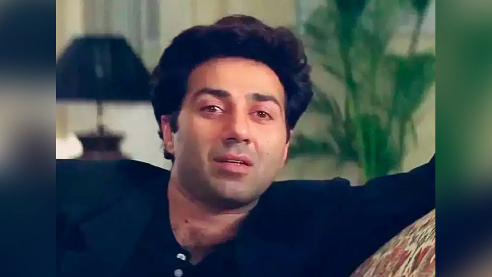 কেরিয়ারের শুরুতেই সে সময় মাধুরী সুযোগ পেয়েছিলেন উমেশ মেহরার সঙ্গে একটি ফিল্ম করার। লোভনীয় স্টারকাস্ট। রয়েছেন সে সময়কার তারকারা— সানি দেওল এবং জ্যাকি শ্রফ। তবে নায়িকার ভূমিকায় নয়। তাতে রয়েছেন কিমি কাতকর। মাধুরী তাতেও রাজি হয়েছিলেন সেই ফিল্ম করতে।