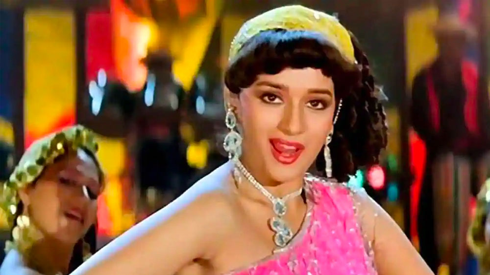 ‘তেজাব’ রিলিজ করলেও উমেশ মেহরার ‘বর্দী’ তখনও পর্দায় দেখা যায়নি। এ দিকে মাধুরীর তখন স্টারডম আকাশছোঁয়া। বাজারদরও তুমুল। সেই সাফল্যে গা ভাসাতেই বোধহয় ‘বর্দী’-র প্রযোজক তড়িঘড়ি ফিল্ম রিলিজে সিদ্ধান্ত নেন। ‘তেজাব’ রিলিজ মাস দুয়েক পরেই রিলিজ করে ‘বর্দী’। ১৯৮৯-এর ৬ জানুয়ারি।