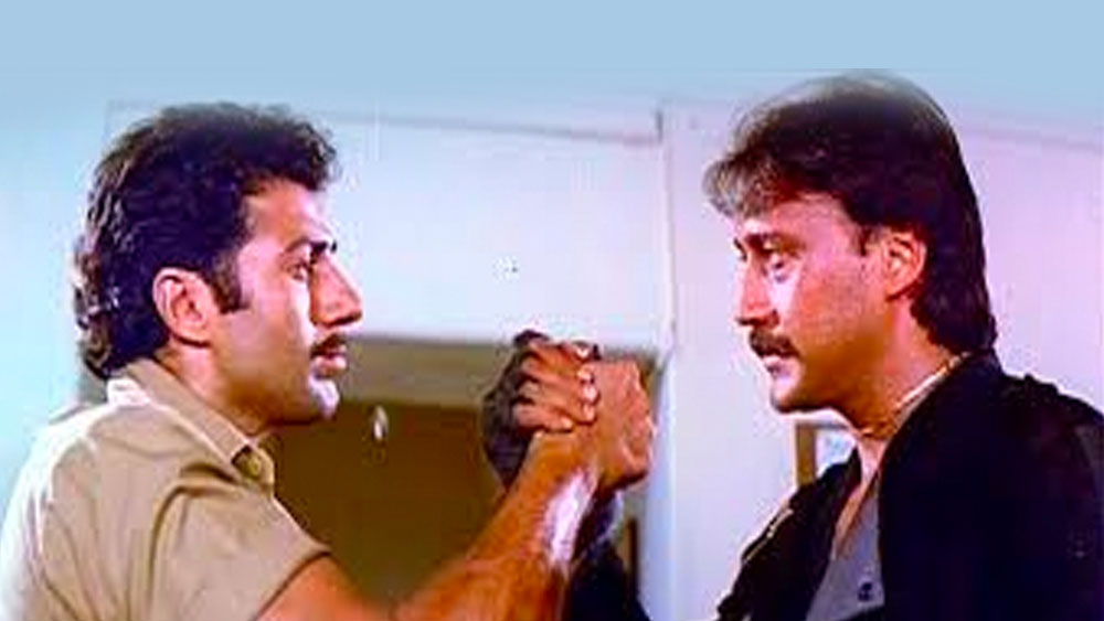 ‘বর্দী’ রিলিজের পর দেখা গেল, মাধুরীর রোল এতটাই কাটছাঁট করা যে তাকে ক্যামিয়ো বলা ছাড়া উপায় নেই। কেন? সেন্সর বোর্ড নাকি সে সময় ওই ফিল্মের দৈর্ঘ দেখে এত দিন তা রিলিজে বাধা দিয়েছিল। ফলে রোলে কাটছাঁট!