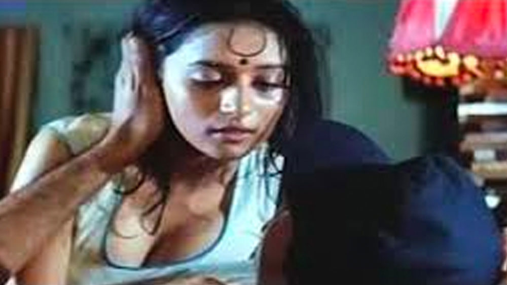 সুপারস্টার নায়িকা মাধুরীকে জ্যাকির সঙ্গে ‘বর্দী’-তে বোল্ড সিনে দেখা গিয়েছিল। ওই ফিল্মে সুপারস্টার মাধুরী ছিলেন একেবারেই পিছনের সারিতে। মাধুরীর নামের জোয়ারে ফিল্ম হিট করলেও তাঁর ক্যামিয়ো দেখে ফ্যানেরাও বোধহয় হতবাক হয়েছিলেন। অবাক হয়েছিলেন তাঁর সাহসী দৃশ্যেও।