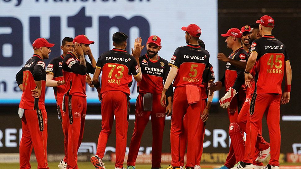 মুম্বইকে বুধবার হারাতে পারলে গতকালই নিশ্চিত হয়ে যেত প্লে অফের রাস্তা। বুমরা, সূর্যকুমারদের দাপটে তা পারেনি বিরাটবাহিনী। তবে তাদের চিন্তা অন্যদের থেকে একটু কম।