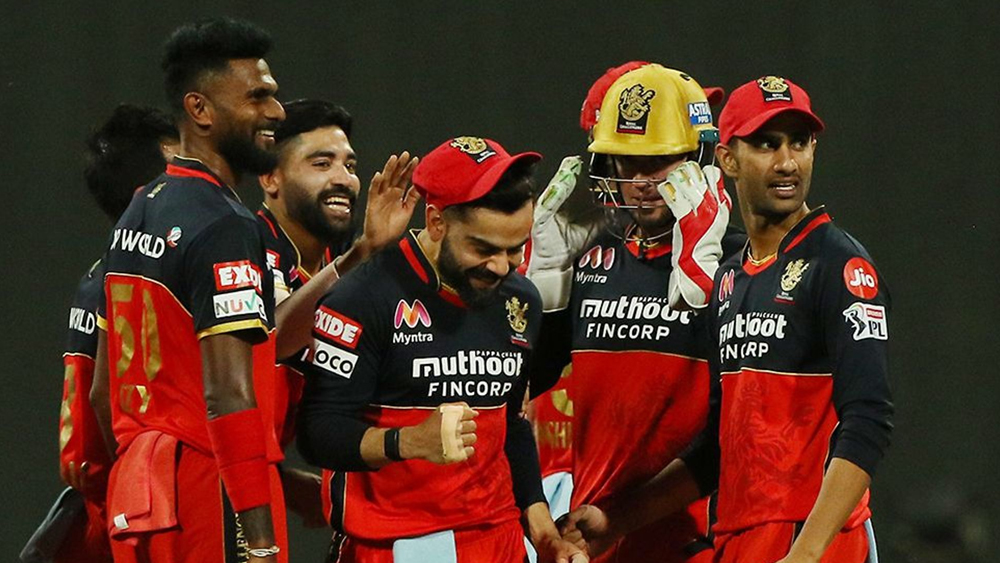 শেষ দুই ম্যাচ তাদের খেলতে হবে সানরাইজার্স হায়দরাবাদ এবং দিল্লি ক্যাপিটালসের বিরুদ্ধে। এই দুটো ম্যাচের একটিতে জিতলেই নিশ্চিত প্লে অফ। দুটো ম্যাচেই যদি হেরে যায় ব্যাঙ্গালোর, তা হলে তাকিয়ে থাকতে বাকিদের ম্যাচের ফলের দিকে।