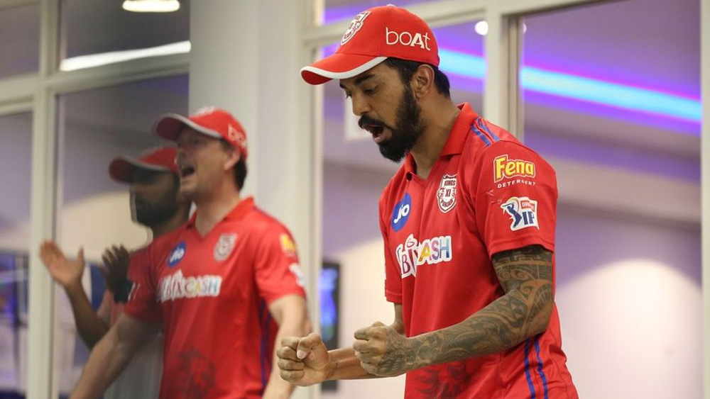 এক সময়ে মনে হয়েছিল টুর্নামেন্ট থেকে ছিটকেই যাবে পঞ্জাব। কিন্তু ডাবল সুপার ওভারে জয় বাড়িয়ে দিয়েছে তাদের আত্মবিশ্বাস। ঘুরে দাঁড়িয়েছেন লোকেশ রাহুলরা। ১২ ম্যাচে ১২ পয়েন্ট নিয়ে এই মুহূর্তে লিগ টেবিলে তারা চার নম্বরে।