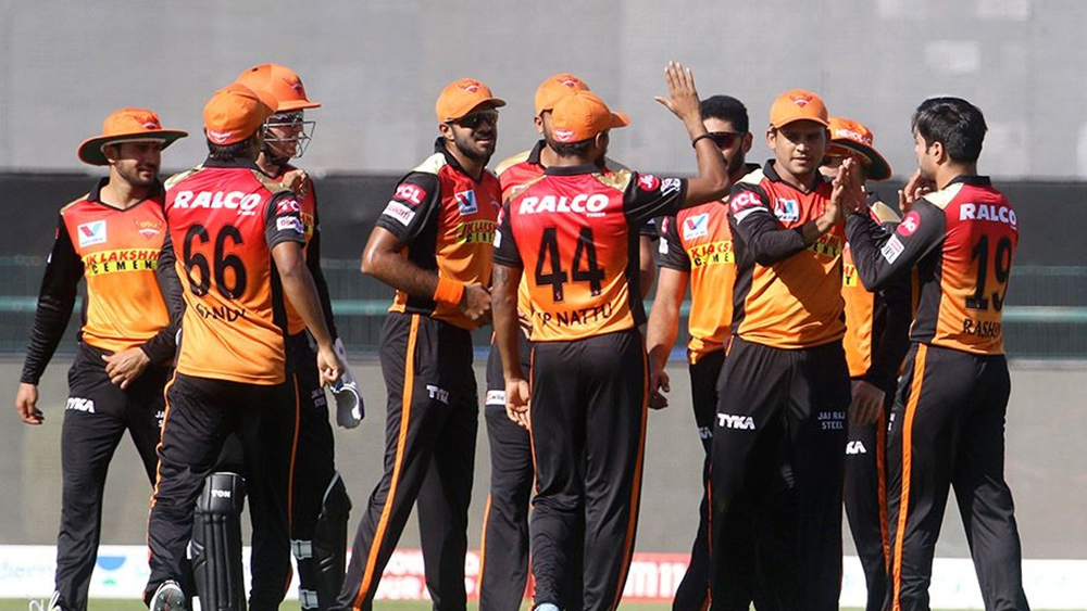 প্লে অফের রাস্তা বেশ কঠিন হায়দরাবাদের জন্য। ১২ ম্যাচে ১০ পয়েন্ট নিয়ে তারা এখন লিগে ৬ নম্বরে। শেষ চারে যাওয়ার জন্য শুধু নিজেদের ম্যাচ জিতলেই চলবে না, তাকিয়ে থাকতে হবে বাকিদের ফলের দিকেও।