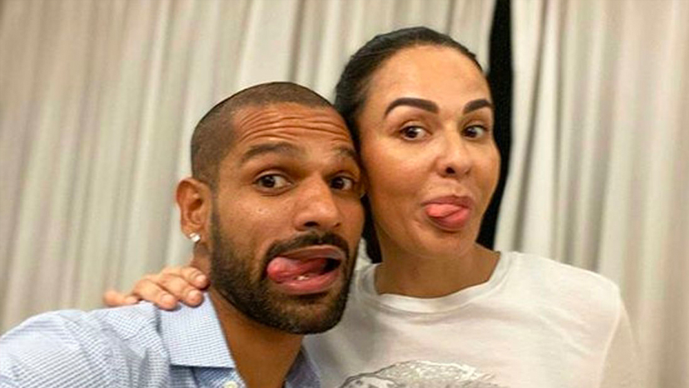 তাঁদের প্রেমের অনুঘটক ফেসবুক। সেখানে হরভজন সিংহের বন্ধুতালিকায় ছিলেন আয়েশা মুখোপাধ্যায়। তাঁর রূপে মুগ্ধ শিখর ফেসবুকে বন্ধুত্ব পাতিয়ে বসেন হরভজন মারফত। আয়েশা নিজেও এক জন প্রশিক্ষিত কিক বক্সার। ভালবাসেন অন্য খেলাও। খেলাপাগল আয়েশার সঙ্গে শিখরের বন্ধুত্ব জমে উঠতে দেরি হয়নি।