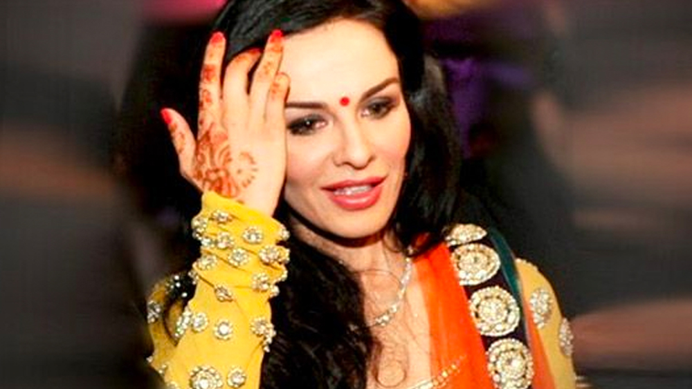 আয়েশার বাবা বাঙালি। মা ব্রিটিশ বংশোদ্ভূত। আয়েশার জন্ম ভারতে। তবে শৈশবেই তিনি বাবা মায়ের সঙ্গে চলে গিয়েছিলেন অস্ট্রেলিয়া। তার পর বড় হওয়া সেখানেই। বাংলা এবং ইংরেজিতে সমান স্বচ্ছন্দ আয়েশা ভালবাসেন রান্না করতে।