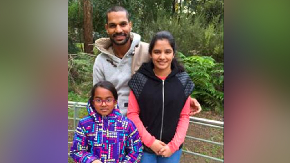 ইন্টারনেটে চ্যাট করতে করতেই শিখর-আয়েশা বন্ধুত্ব পাল্টে যায় প্রেমে। তখন আয়েশা ডিভোর্সি এবং দুই মেয়ের মা। আয়েশার প্রথম স্বামী ছিলেন এক অস্ট্রেলীয় ব্যবসায়ী। তাঁর সঙ্গে বিয়ে ভেঙে যাওয়ার পরে দুই সন্তান রিয়া এবং আলিয়াকে নিয়ে আলাদা হয়ে যান আয়েশা।