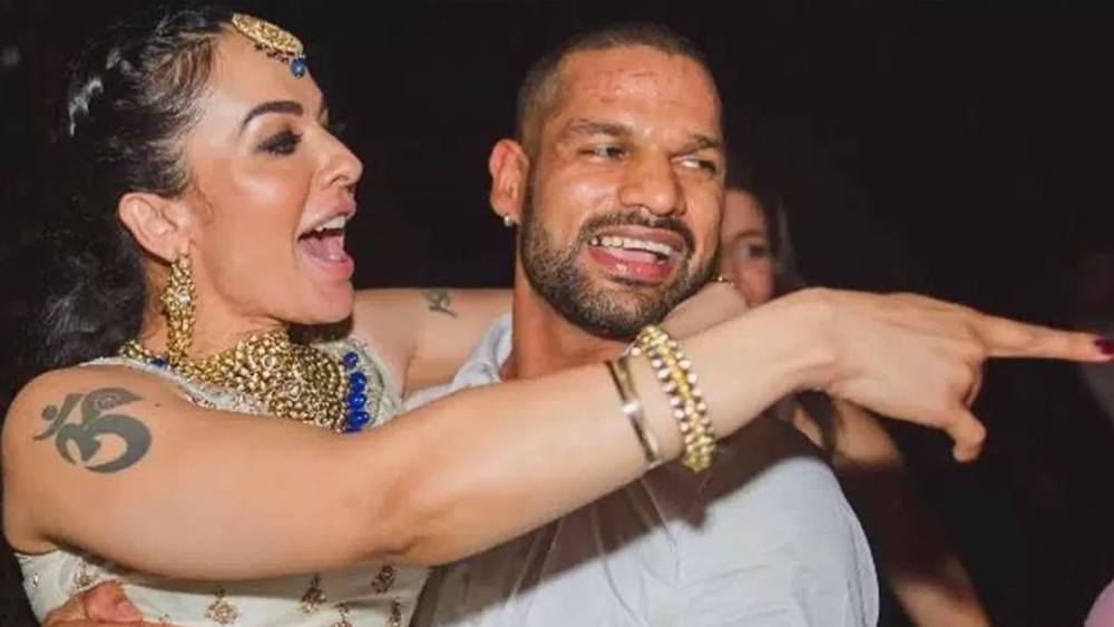 আয়েশার প্রাক্তন জীবন বাধা হয়ে দাঁড়ায়নি তাঁর এবং শিখরের সম্পর্কে। ২০০৯ সালে তাঁদের এগনগেজমেন্ট হয়। তখনও জাতীয় দলে জায়গা পাননি শিখর। পরের বছর জাতীয় দলে তাঁর অভিষেক হয়। তারও দু’বছর পরে ২০১২ সালে বয়সে ১০ বছরের বড় আয়েশাকে বিয়ে করেন শিখর।