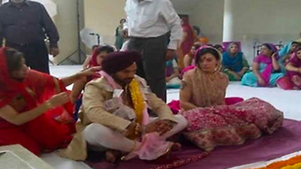 শিখ ধর্মের রীতিনীতি পালন করে বিয়ে হয়েছিল শিখর-আয়েশার। নিমন্ত্রিতদের মধ্যে হাজির ছিলেন বিরাট কোহালি-সহ জাতীয় দলের এক ঝাঁক ক্রিকেটার।