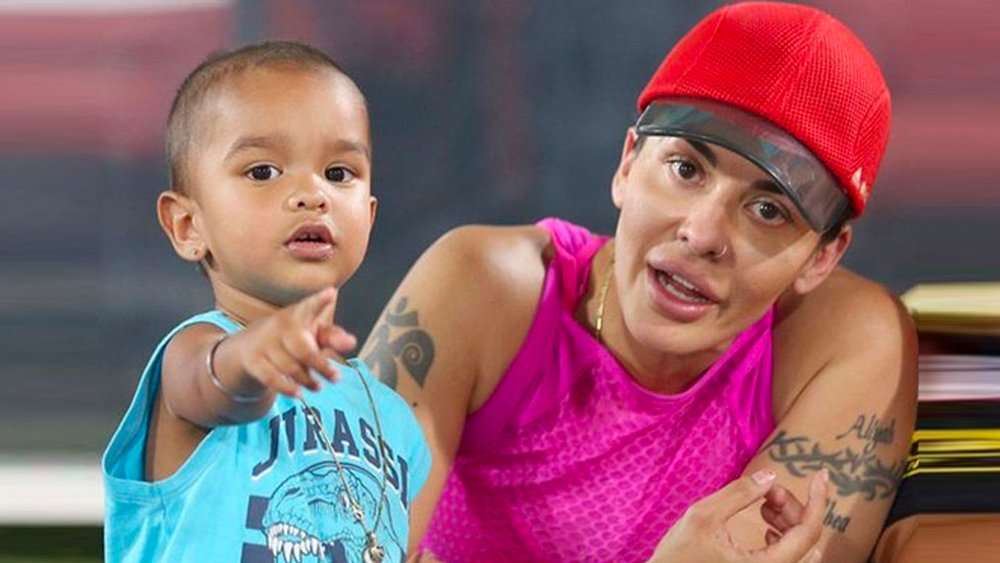 মাঝে মাঝেই আয়েশাকে মেলবোর্ন যাতায়াত করতে হয়। তবে সময় পেলেই তিনি চলে যান স্টেডিয়ামে, স্বামীর খেলা দেখতে।